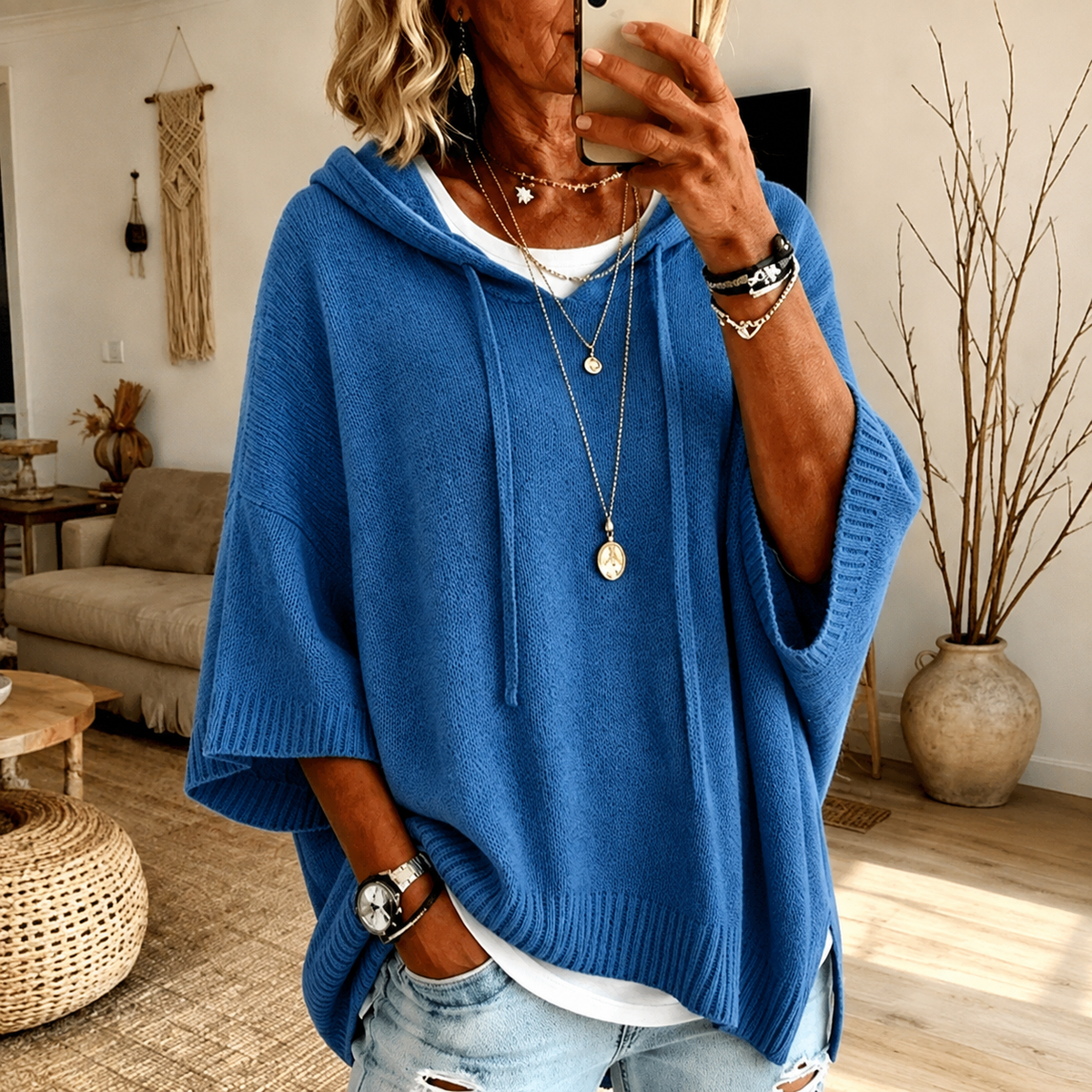 Nora: blauwe ponchotrui met capuchon