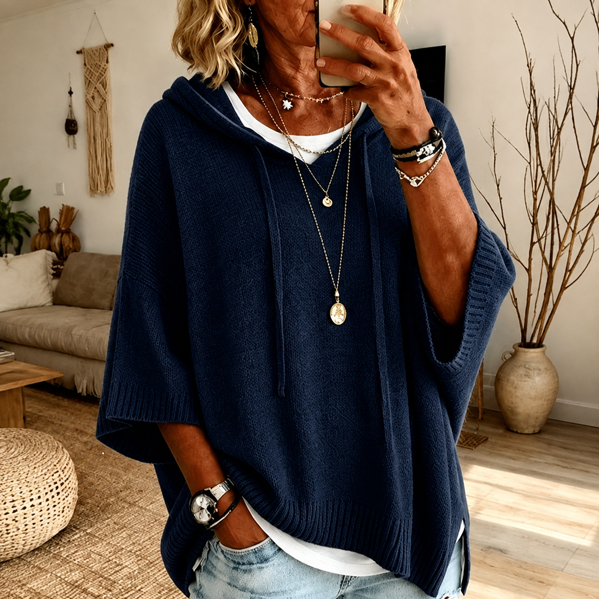 Lien: marineblauwe ponchotrui met capuchon
