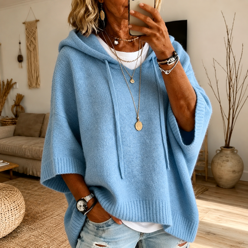 Amélie: hemelsblauwe ponchotrui met capuchon