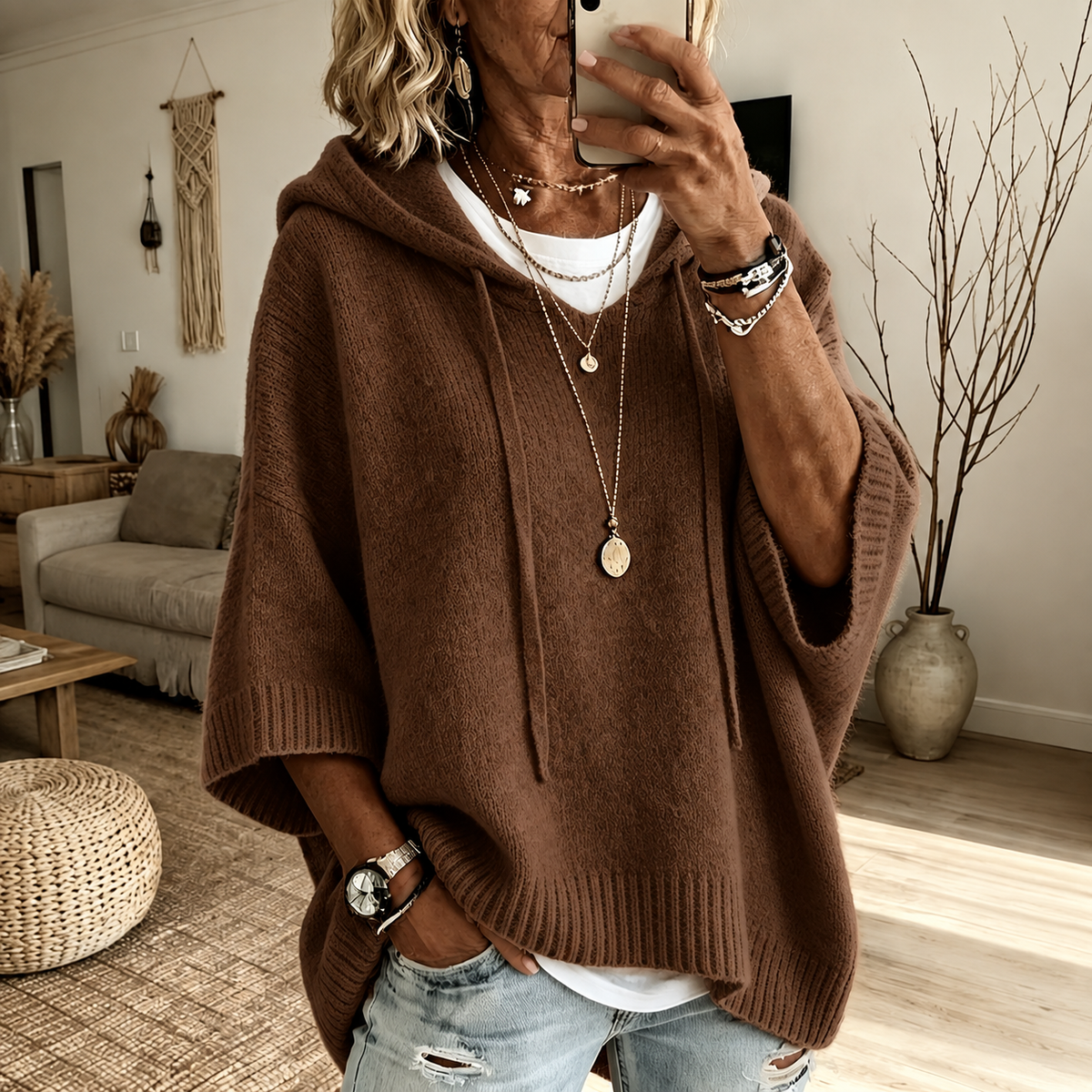 Lotte: bruine ponchotrui met capuchon