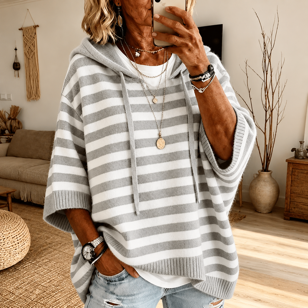 Olivia: grijs gestreepte ponchotrui met capuchon