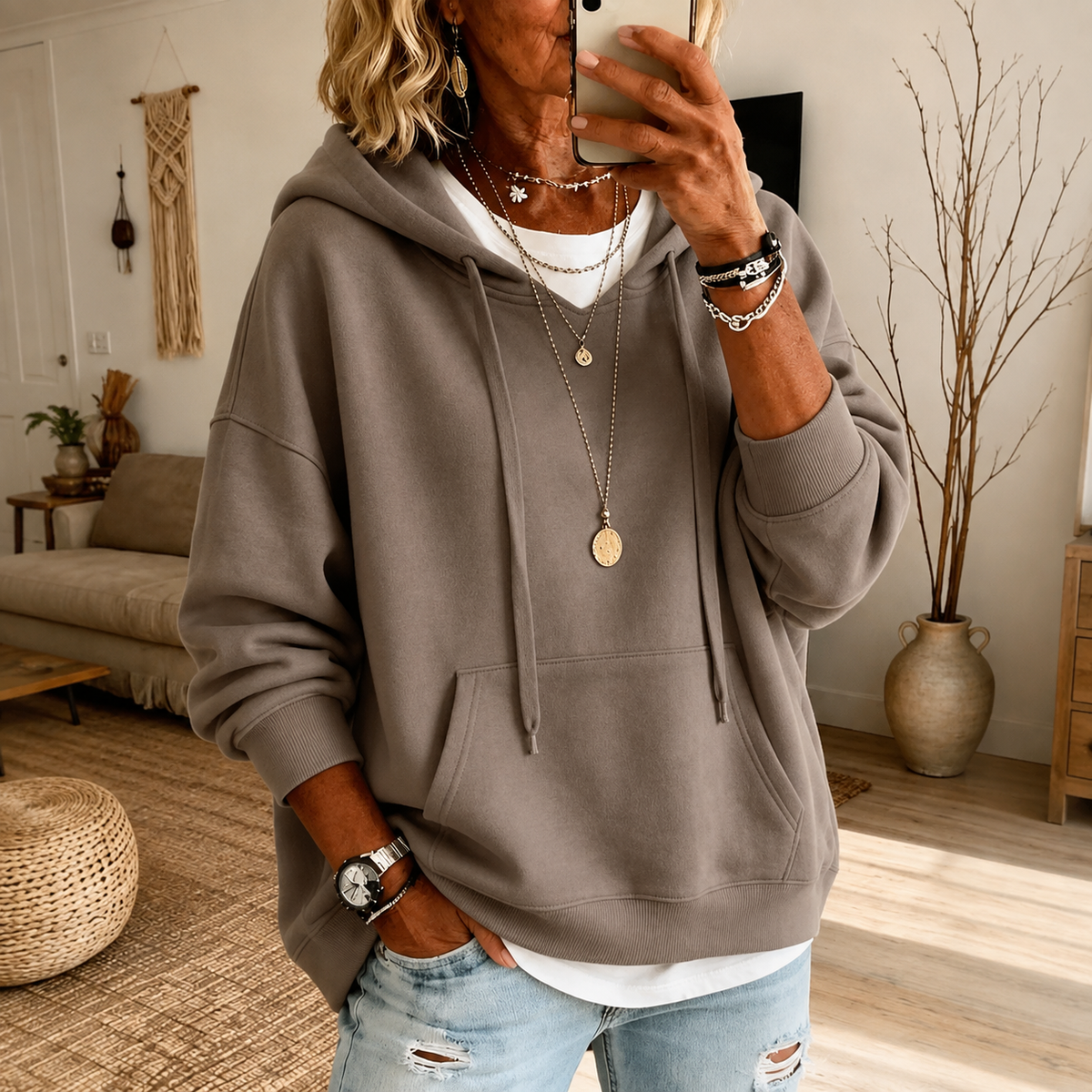 Lena: taupe oversized hoodie met kangoeroezak